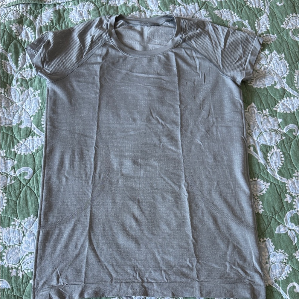 Swiftly Tech Short-Sleeve Shirt 2.0
Hip Length - size 8